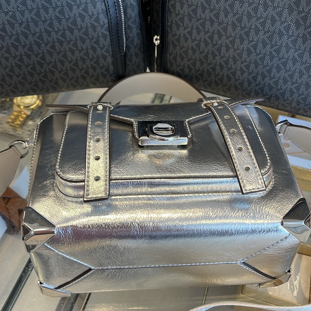 MICHAEL KORS
Manhattan Medium TH SCHOOL Crackled Metallic Leather SATCHEL
NWT - Picture 15 of 16